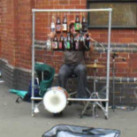 La melodía del Inspector Gadget tocada con botellas de cerveza