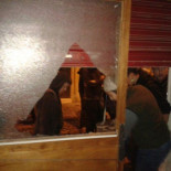 Los Mossos rompen el cristal de la redacción de La Directa y la librería Ciutat Invisible