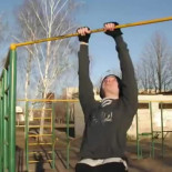 Chico ruso controla en el parque