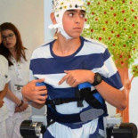 Un exoesqueleto permite moverse a niños con parálisis cerebral con las órdenes del cerebro 