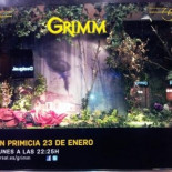 Un lobo en el escaparate de Fnac en Madrid para promocionar un canal de televisión