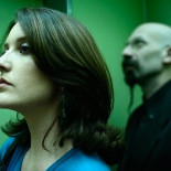 ¿Por qué miramos al techo en los ascensores?