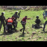 Paramédicos palestinos intentando trabajar